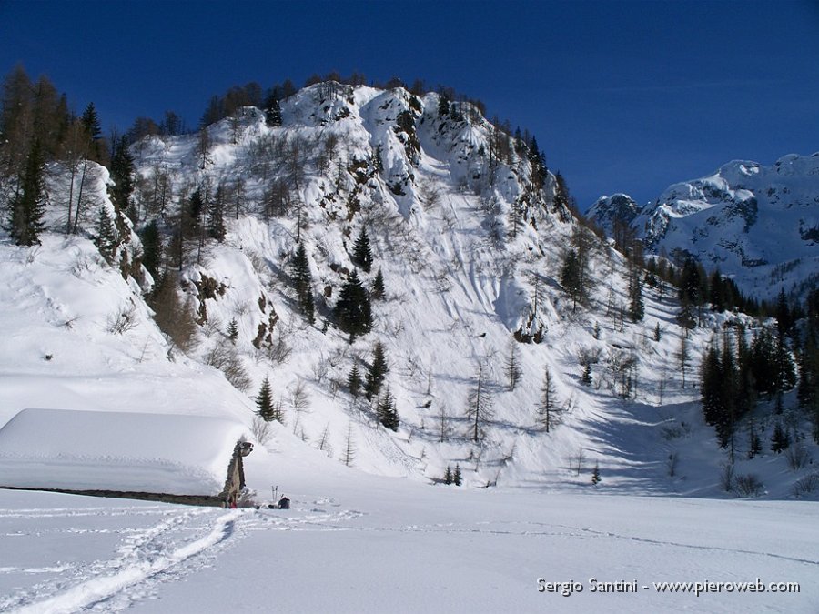 25 Baita al lago del prato lungo la strada non si passa.JPG